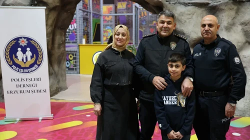 Polis Eşleri Derneği'nden Erzurum'da çocuklara özel karne hediyesi etkinliği düzenlendi