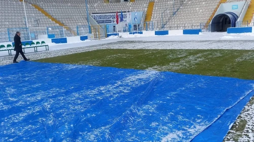 Erzurum'da soğuk havaya rağmen stadyum bakımı sürüyor