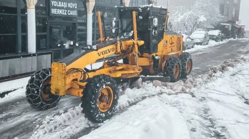 Rize'de karla mücadele çalışmaları sürüyor, 17 köy yolu için seferberlik devam ediyor