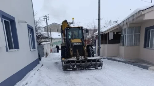 Aşkale'de Yoğun Kar Yağışı: Ekipler 7/24 Karla Mücadele Ediyor