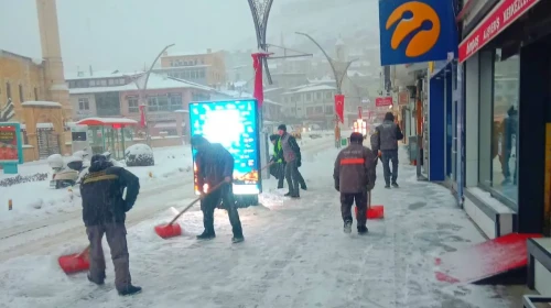 Bayburt'ta karla mücadele 7/24 sürüyor, ulaşım güvenliği sağlanıyor