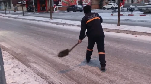 Oltu Belediyesi, kış koşullarında buzlanmayı önlemek için sahada tuzlama çalışmalarına başladı