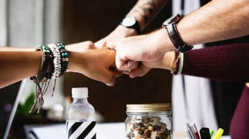 Eğlencenin Yeni Adı: 2026'nın En Komik Doğruluk mu Cesaret mi Soruları ile +18 Şişe Çevirmece!