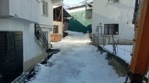 İspir Belediyesi, kış şartlarında temizlik ve karla mücadele çalışmalarını sürdürüyor