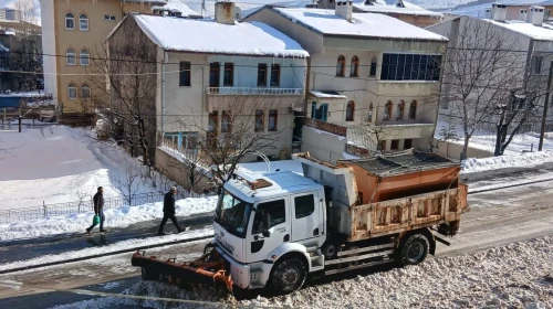 Bayburt'ta karla mücadele: Belediye ekipleri buzlanmaya karşı gece gündüz çalışıyor