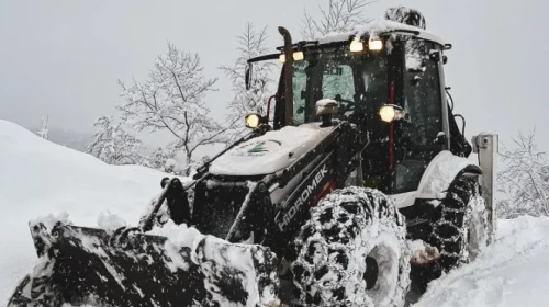 Rize'de karla mücadele ekipleri, kapanan 19 köy yolunu açmak için gece gündüz çalışıyor