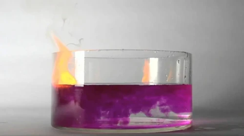 Laboratuvar Ortamında Pembe Şaşkınlık: Sodyum Metalinin Su ile Buluşmasında Yaşanan Dikkat Çeken Patlama!