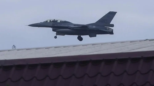 Tayvan'da F-16 savaş uçağı eğitim uçuşunda düştü