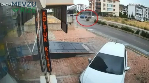 Elazığ'da iki otomobil çarpıştı : Kaza anı kamerada, 3 yaralı