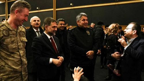 Erzurum’da Polislerden Anlamlı Sahne: 'Yarınlara Geç Kalmadan' Büyük Beğeni Topladı