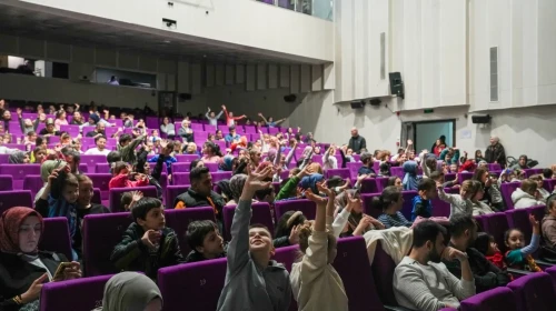 Minikler 'Ağustos Böceği ve Karınca' ile Hem Eğlendi Hem Öğrendi