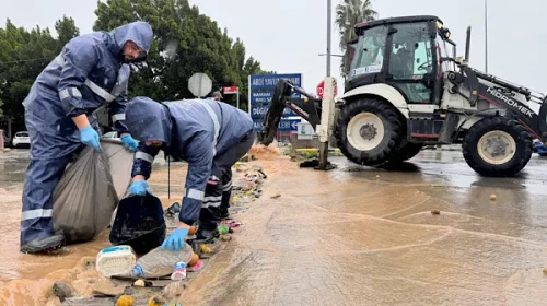 Antalya’da yağış ve rüzgara karşı saha çalışması yürütüldü