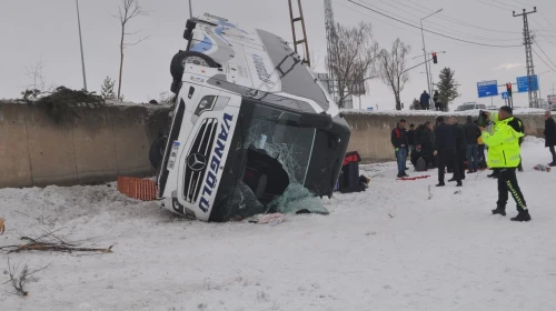 Patnos'ta yolcu otobüsü devrildi: 16 yaralı!
