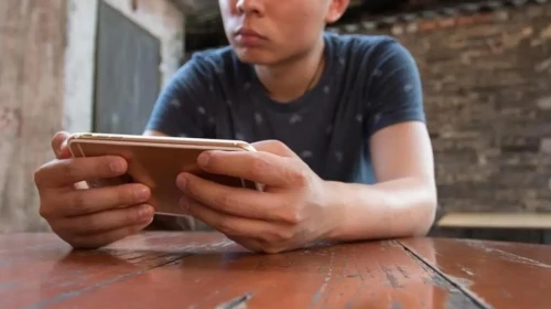 Çocukları Müstehcen İçerikten Koruma Adımı: Fenomen Skandalı Sonrası Tartışmalar Büyüyor!