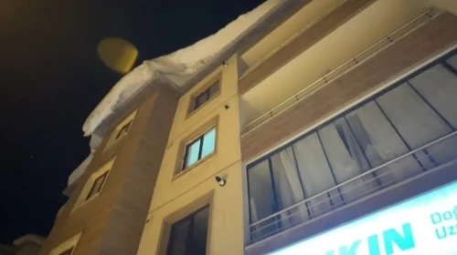 Hakkari'de Çatıdaki Kar Kütlesi Can Aldı, Bir Kişi Büyük Tehlike Atlattı!
