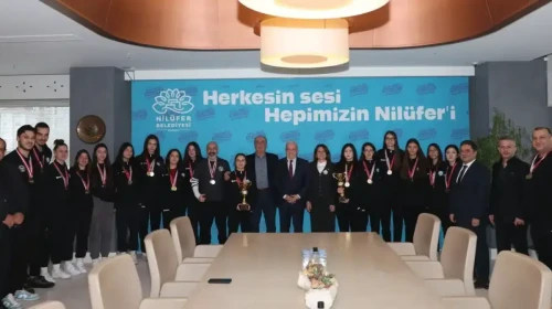 Nilüfer'in Şampiyon Kızları, Kupalarını Başkan Özdemir'e Takdim Etti!