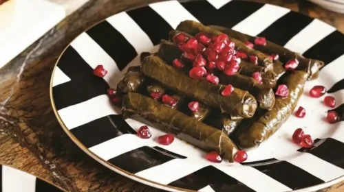 Klasiklerin dışına çıkan narlı bademli sarma tarifi