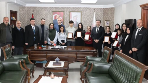 Rize’de Savunmadan Sanata Yarışmasında Dereceye Giren Öğrenciler Ödüllerini Aldı