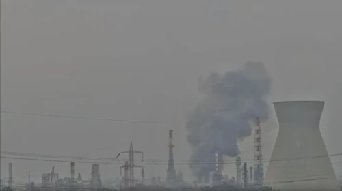 İran’ın hedef aldığı Hayfa'daki petrol rafinerisinden siyah dumanlar yükseliyor