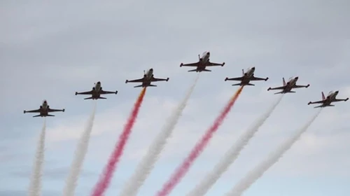 Adrenalin Heyecanı Zirveye Taşıyor: SOLOTÜRK'ten Unutulmaz Bir Gösteri Uçuşu!