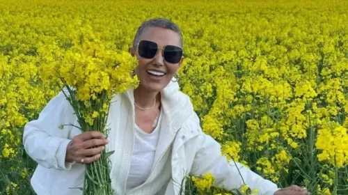 Meme Kanseriyle Mücadele Eden Serap Paköz, Kemoterapi Öncesi Çiçekli Tarzıyla Moral Buldu!