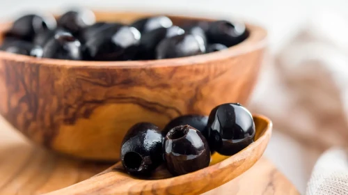 Siyah Zeytinlerdeki Parlak Görünümün Sırrı: Suya Bırakınca Ortaya Çıkıyor!