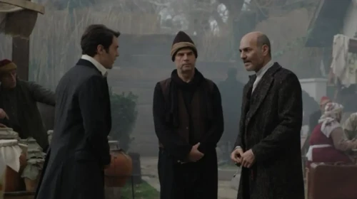 İsmail Ege Şaşmaz Onbeşliler dizisinde babası ve kardeşiyle kamera karşısına geçti