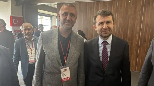 Türkiye Gazeteciler Konfederasyonu'nun Kocaeli'de düzenlenen 30. Başkanlar Kurulu Toplantısı'nda gazeteciler bir araya gelirken, Ağrı'yı Ahmet Genç temsil etti.