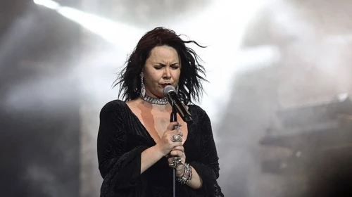 Şebnem Ferah: Sahne Performanslarıyla Dinleyicileri Büyüleyen Güçlü Vokal