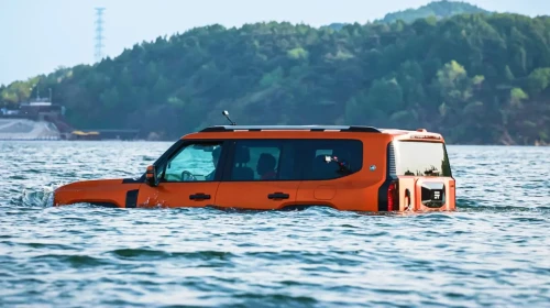 İki Unsuru Birleştiren Yenilik: Hem Suda Hem de Kuru Yolda Kullanılabilen SUV
