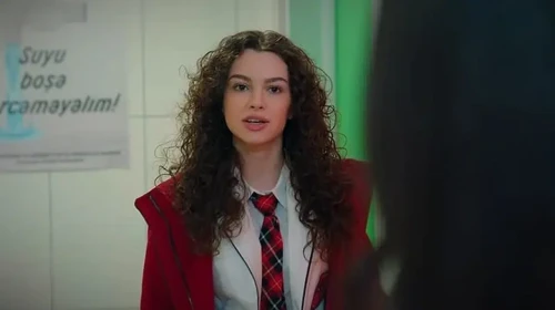Su Burcu Yazgı Coşkun, Kayalıkların Zirvesinde Yeni Pozlarıyla Göz Kamaştırıyor!