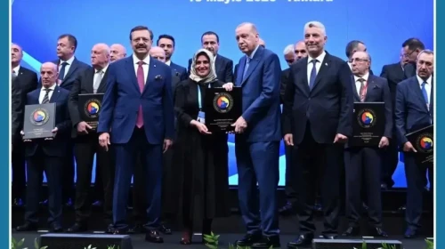 Mesleğinde 30 yılı doldurdu, plaketini Cumhurbaşkanı Erdoğan’ın elinden aldı