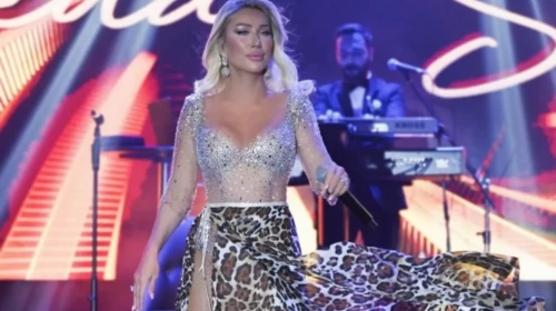 Seda Sayan, Mersin konserinde Sezen Aksu'nun hediyesi çorapla sahne aldı!