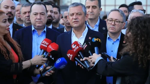 Özgür Özel’in öncülük edeceği belirtilen Yürüyüş Partisi’nin logosu sosyal medyada dikkat çekti!