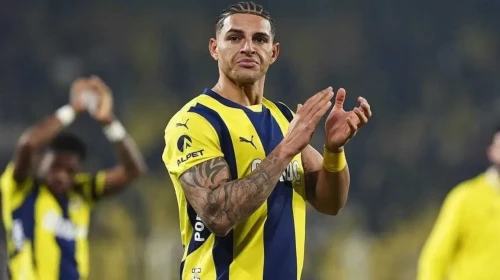 Fenerbahçeli Diego Carlos'un Hayatı ve Kampa Katılmama NedeniFenerbahçe'nin yeni transferlerinden Diego Carlos, futbolseverler tarafından merak edilmeye devam ediyor. Peki, Diego Carlos kimdir, kaç yaşındadır ve nerelidir? Ayrıca, yıldız futbolcunun neden kampa katılmadığı da gündemde.
