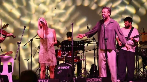 "Manisa'nın Yaz Konserleri: Pop Müziğin Coşkusu Şehri Sarmaladı!"