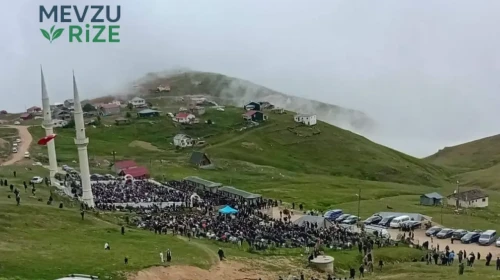 Gümüşhane'nin 1800 metre yükseklikteki yaylasında düzenlenen "Kadırga Otçu Şenliği" coşkuyla kutlandı.