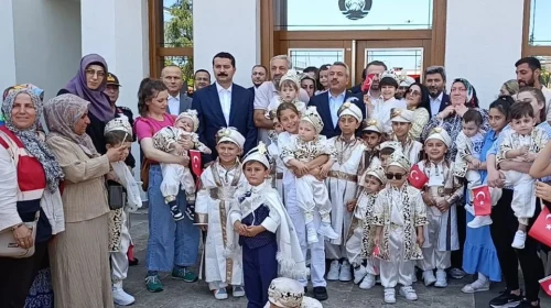 Rize Valisi İhsan Selim Baydaş, Sünnet Çocuğunu Makam Aracıyla Şehir Turuna Çıkardı