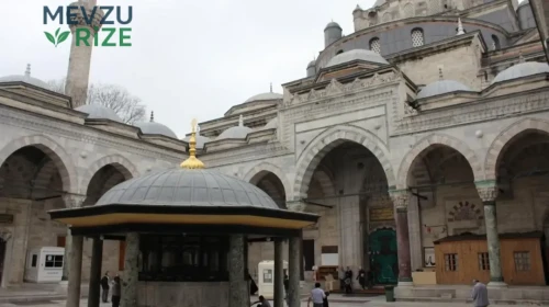 İstanbul'un Merkezinde İki Minareli Renkli Taşlarla Süslü Cami Keşfedilmeyi Bekliyor!