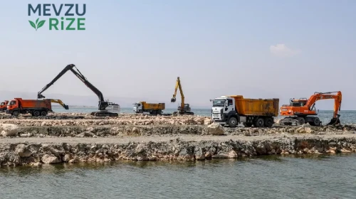 İş Makineleri Gölden Çıkarıldı: Milyonlarca Ton Çamur Temizlendi