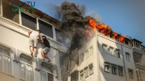 Yangında Sıkışıp Kaldılar: Teras Korkuluğuna Tutunup Kurtarılmayı Beklediler!