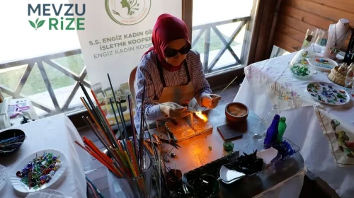 Atık Camları Sanata Dönüştürerek Hayvan Figürlü Takılar ve Objeler Üretiyorlar!
