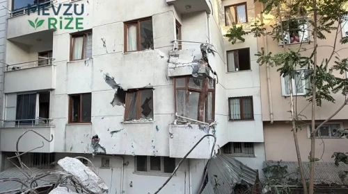 Küçükçekmece'de Yıkım Korkusu: Bir Bina Yan Apartmana Devrildi!