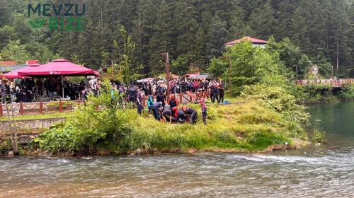 Göl Kenarında Düşen Turisti Kurtarmaya Çalışan İki Kişi Tehlike Altında: Turistin Cenazesine Erişildi
