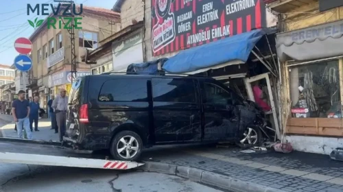 Minibüs Kontrolden Çıktı: Park Halindeki 5 Araca Çarpıp Çay Ocağına Girdi!