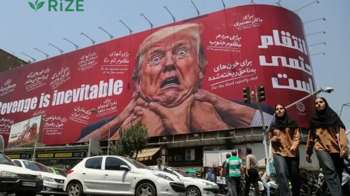 Tahran'da Trump'a yönelik "İntikam Alacağız" sloganlı afiş asıldı!