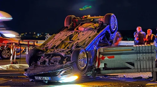 Beykoz’da Minibüsle Çarpışan Otomobil Bariyerlere Girdi: 1 Can Kaybı, 2 Yaralı