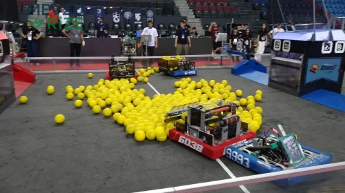 Lise Öğrencileri, Uluslararası Robotik Yarışmasında Rekabet İçin Hazırlanıyor!
