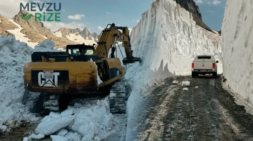 Gerçekten de şaşırtıcı: Hakkari'de Temmuz ayının ortasında 8 metrelik kar kütleleriyle mücadele ediliyor!
