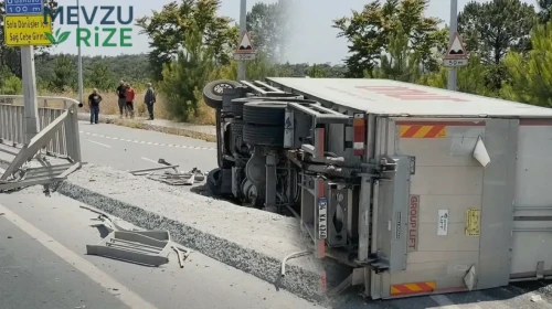 Arnavutköy Çevre Yolu'nda Feci Kaza: Kamyon Yan Yola Devrildi, Bir Kişi Yaralı!